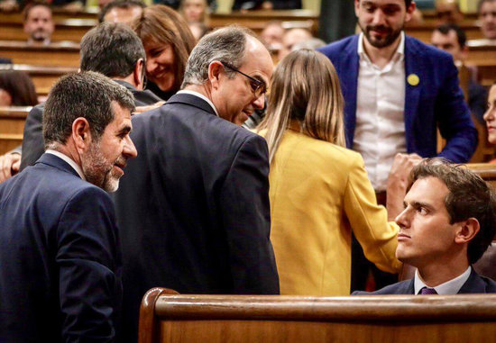 Cs leader Albert Rivera tweeted a photograph of him giving Catalan leaders the cold shoulder